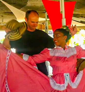 Danza típica entre nativos